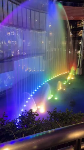 虹色に輝く水の舞