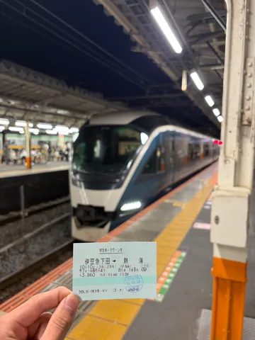 夜のホームに映る列車