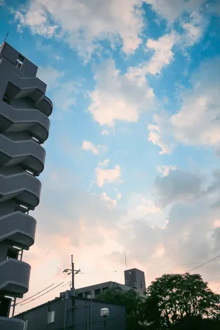 都会の空と螺旋階段