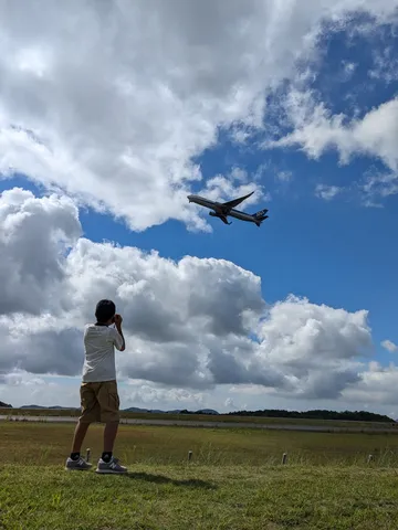 飛行機と少年、空のドラマ