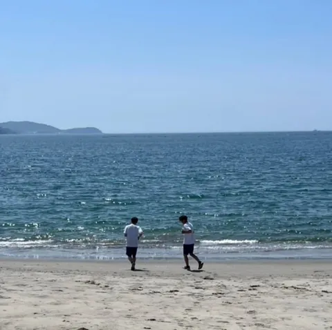 夏の海辺でランニング