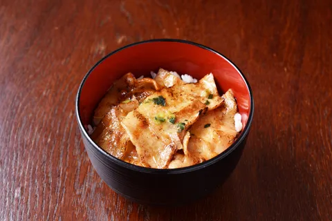 炙り豚バラ丼、食欲そそる