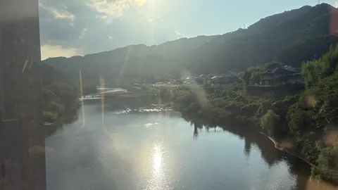 山間の清流と集落の佇まい