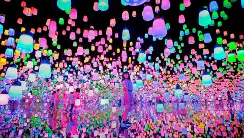 天井いっぱいの光の雨