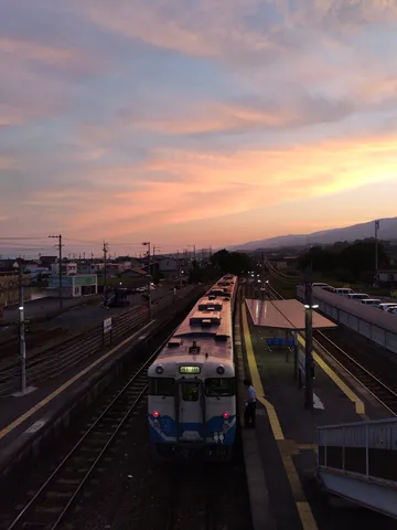 夕暮れ鉄道、旅情を誘う。