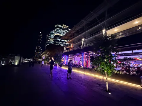 都会の夜景と人々の灯り