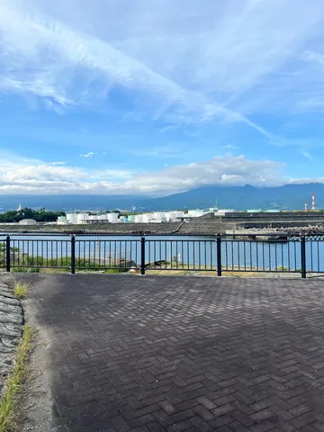 工業地帯と空のコントラスト