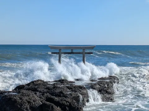 波と鳥居、時のかけ橋
