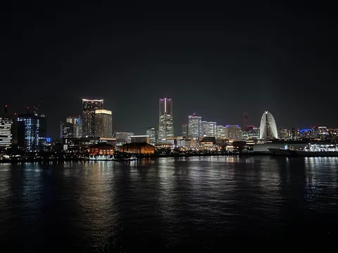 水面に映る都会の夜景