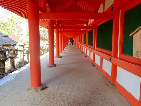 朱色の回廊、続く道の先