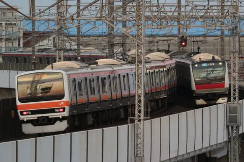 並走する電車の夕暮れ