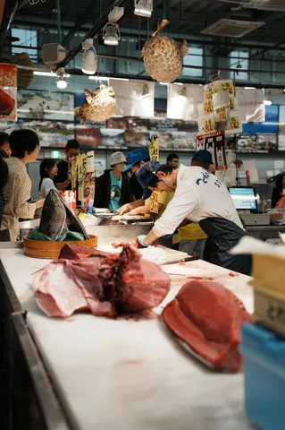 活気あふれる魚市場の朝
