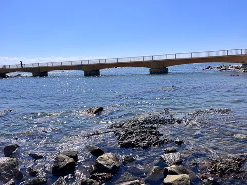 青い海と渡る静かな橋