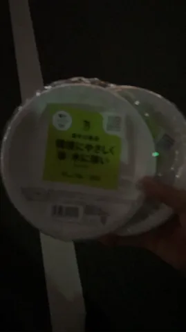 暗闇に浮かぶエコ皿の束