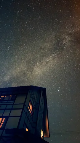 満天の星空と灯る窓