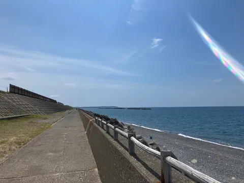 海岸線の散歩道、海と空のコントラスト