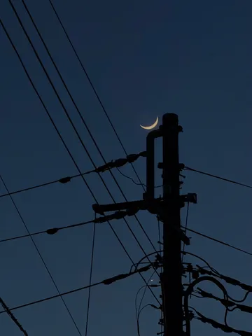 電気街の三日月