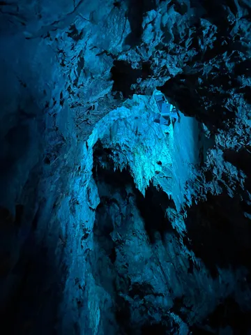 青き光の神秘洞窟