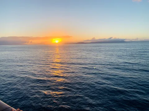 水平線に沈む太陽の海