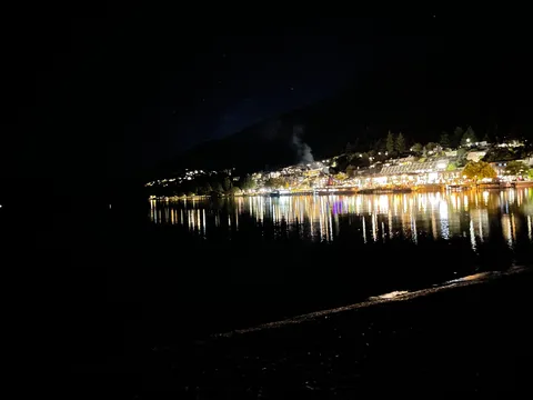 夜景の湖畔、光の帯
