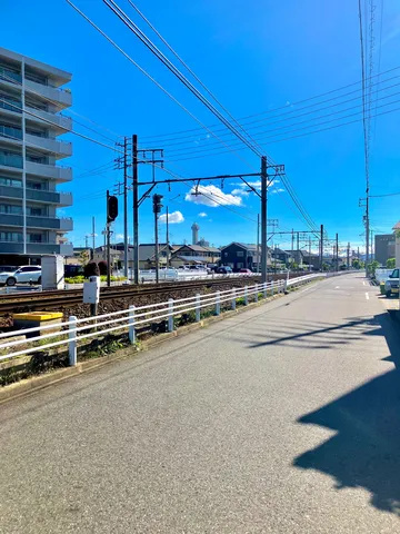 青空と線路、日差しが描く街角