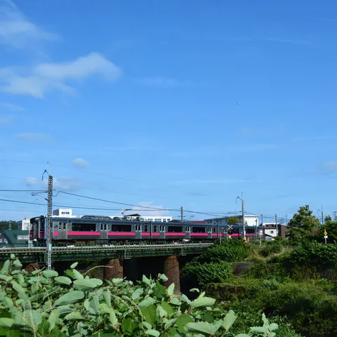 青空と渡る鉄路の風景