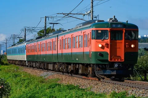 夕陽に映える三色列車