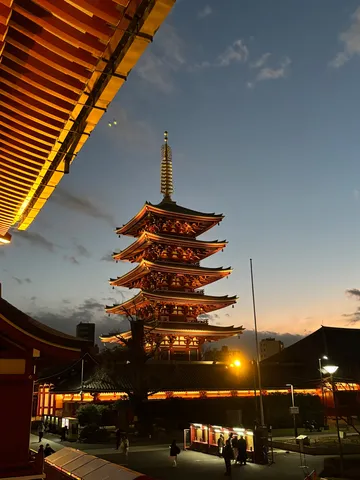夕暮れの五重塔、灯火に浮かぶ