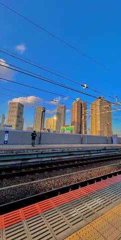 夕日に染まる都会の駅