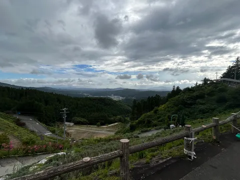 曇り空が描く山の稜線