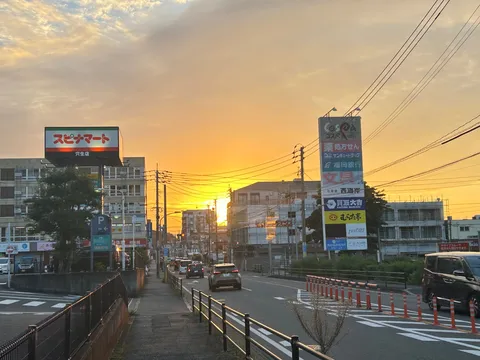 夕暮れと看板がつむぐ街角