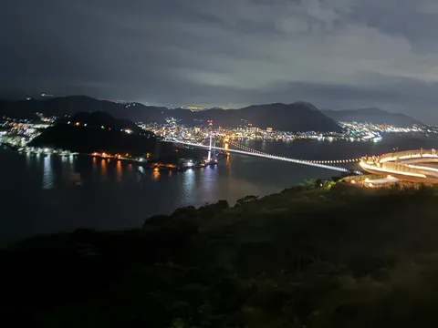 夜景に浮かぶ橋と街の灯り