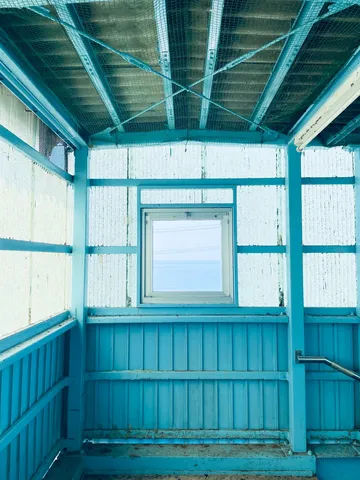 蒼い通路と四角い空