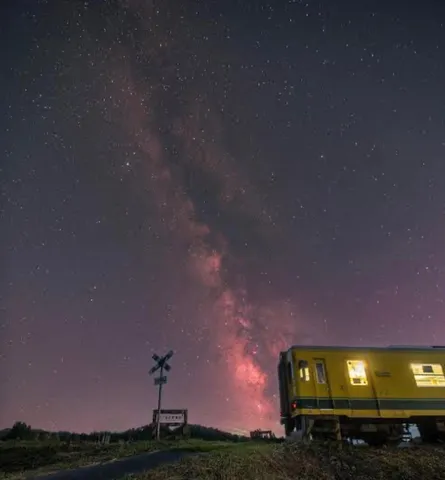 星降る夜を走る黄色い列車
