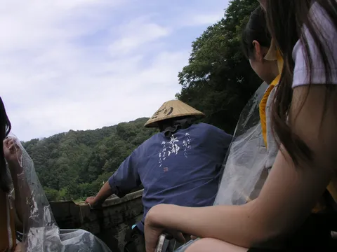 船上、緑深き山を眺めて