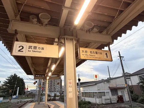 夜明け前の駅の光景