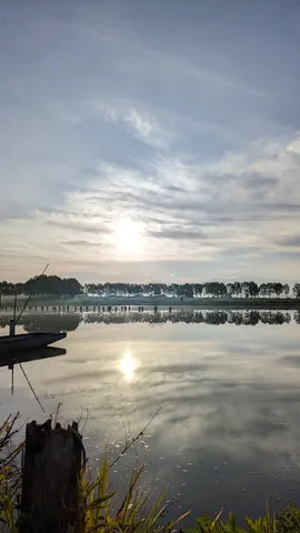 夕日と水面の静かな鏡