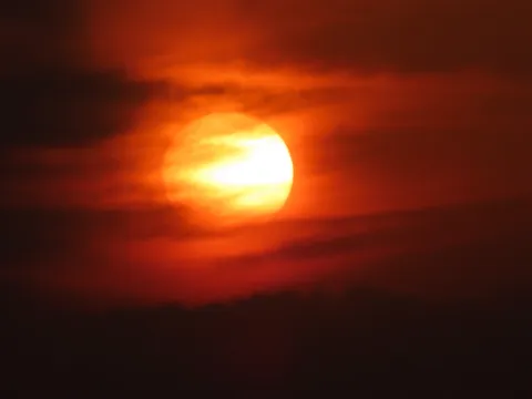 燃えるような太陽、雲のベール