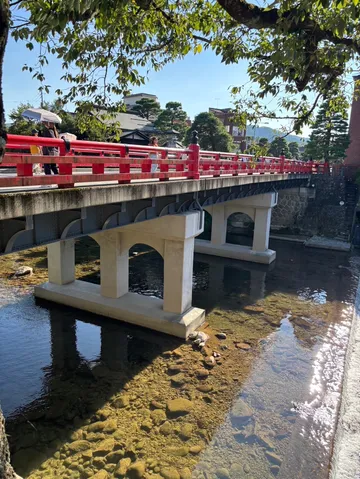 橋と水面のキラキラ
