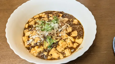 青ネギが彩る、麻婆豆腐の一皿