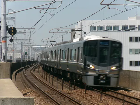 曲線を駆け抜ける列車