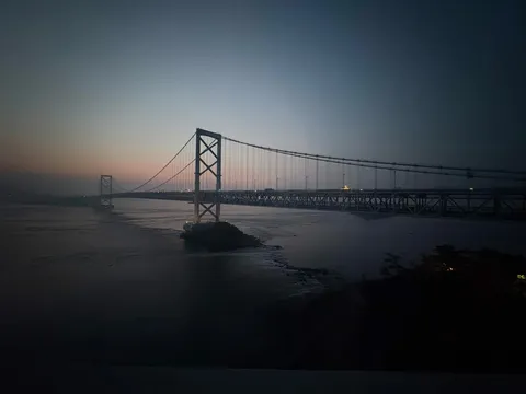 夜明け前の吊り橋
