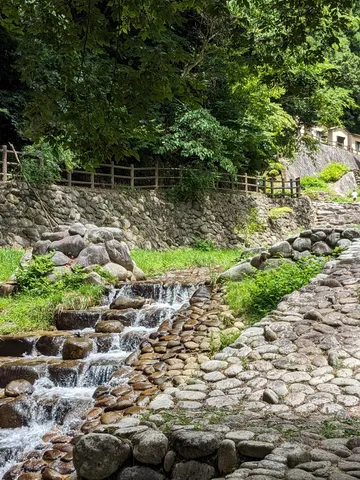 清流が奏でる石畳の小道