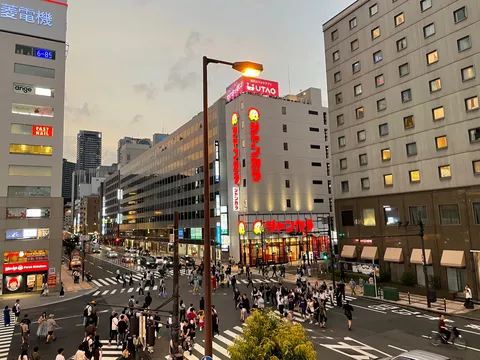 黄昏時の都市交差点