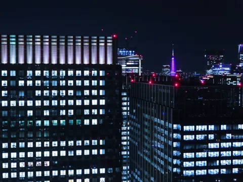夜景に浮かぶ光の格子