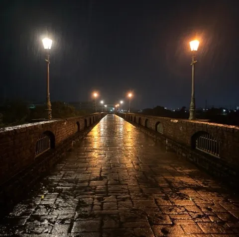 雨夜の石畳に灯る光