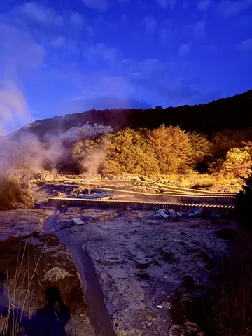 神秘的な夜の湯けむり道