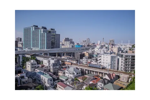 高架と住宅、都市の断面
