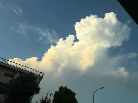 屋上と雲の夕刻印象