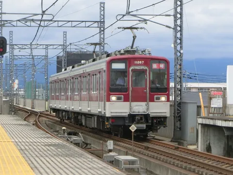 雨粒ときらめく線路